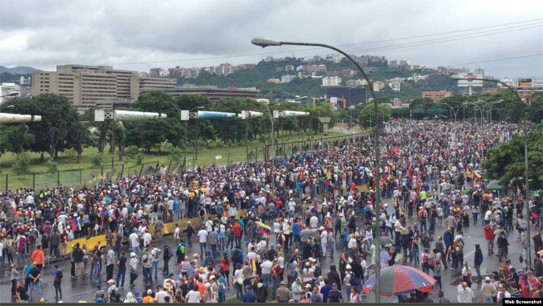 Opositores venezolanos se manifiestan este sábado frente a la base aérea La Carlota en Caraca