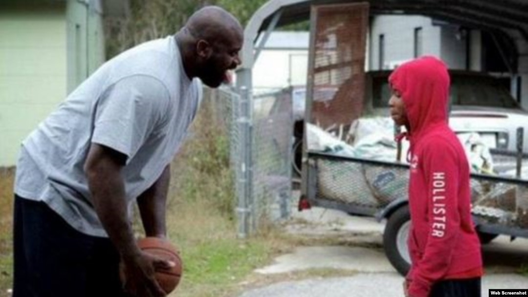 Shaquille O'Neal jugó baloncesto con varios niños en una calle de Gainesville, Florida. 