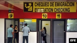 Chequeo de pasaportes en el aeropuerto internacional José Martí 