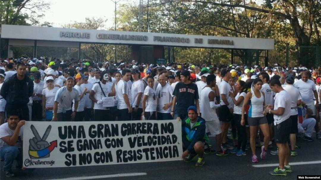 Carrera de protesta y mensajes de paz de 10 kilómetros organizada por la Universidad Simón Bolívar y @llevatumensaje.