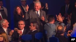 Díaz-Canel en la gala de clausura del Festival del Habano, en la que se subastó un humidor de la marca Cohiba que llevaba su firma por 4.200.000 euros, en La Habana, Cuba, el sábado 4 de marzo de 2023. AP/Ismael Francisco