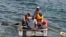 Un grupo de cubanos intenta huir del país a bordo de una embarcación rústica.