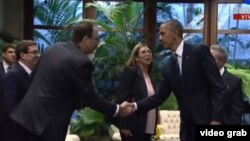 Tras saludar a Raúl Castro (d) en el Palacio de la Revolución de La Habana, el presidente Barack Obama saluda a su hijo mayor, Alejandro Castro Espín. 