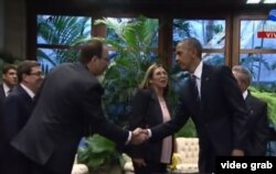 Tras saludar a Raúl Castro en el Palacio de la Revolución de La Habana, el presidente Barack Obama saluda a su hijo mayor, Alejandro Castro Espín.