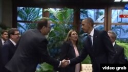 Tras saludar a Raúl Castro en el Palacio de la Revolución de La Habana, el presidente Barack Obama saluda a su hijo mayor, Alejandro Castro Espín.