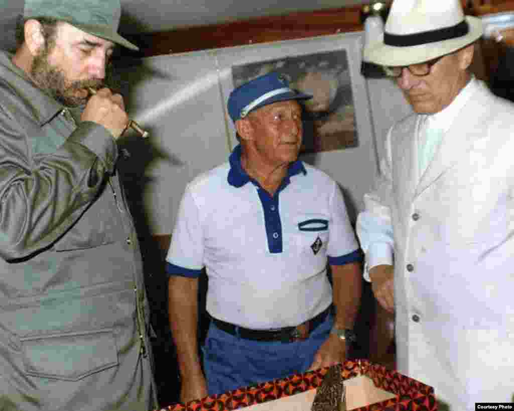 Fidel Castro, Erich Honecker (der) y &quot;el viejo&quot; Finalé (c), capitán del yate privado de Castro Aquarama II.(Luis Domínguez)