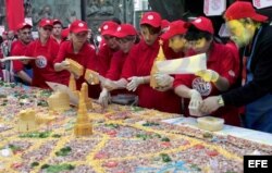 Empleados de la compañía "Pizza- fabrika" trabajan en la fabricación de una pizza gigante en Moscú.