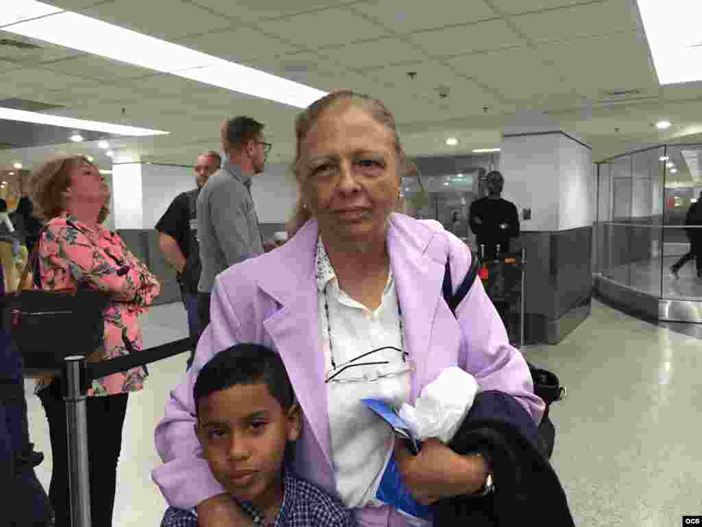 Martha Beatriz Roque llega a Miami tras la decisión del Gobierno cubano de permitir viajar a siete de los 11 expresos políticos de la Primavera Negra que aún residen en la isla.