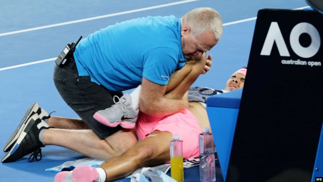 El tenista español Rafael Nadal recibe asistencia médica.