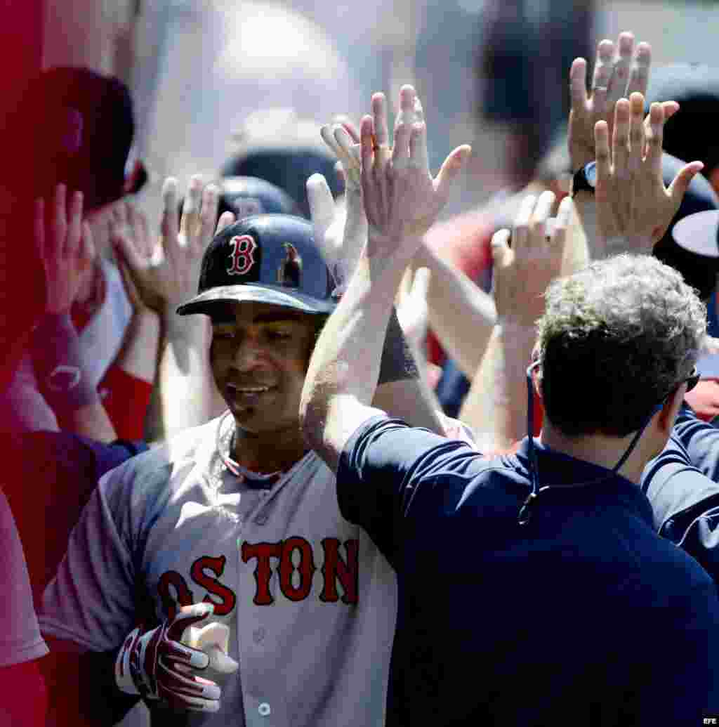 Felicitando a Yoenis Céspedes tras su jonrón con los Medias Rojas de Boston. 