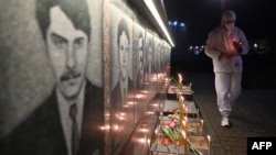 Empleado de la central nuclear de Cernóbil dispuesto a colocar una vela en el memorial a las víctimas del desastre nuclear
