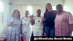 Diplomáticas estadounidenses junto a Sonia Ávarez Campillo, esposa de Félix Navarro y madre de Saylí Navarro, ambos presos políticos; el sindicalista Iván Hernández Carrillo y su madre, la Dama de Blanco, Asunción Carrillo. 