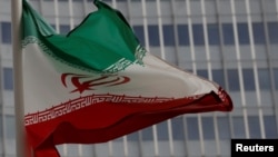 La bandera de Irán frente a las oficinas del del Organismo Internacional de Energía Atómica en Vienna. 