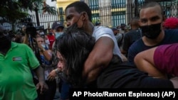 Una imagen captada durante las protestas del 11 de julio de 2021 en La Habana / Foto: Ramon Espinosa (AP)