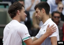 La foto lo dice todo. Djokovic no mira a los ojos de Thiem después de caer derrotado por 7-6, 6-3 y 6-0.