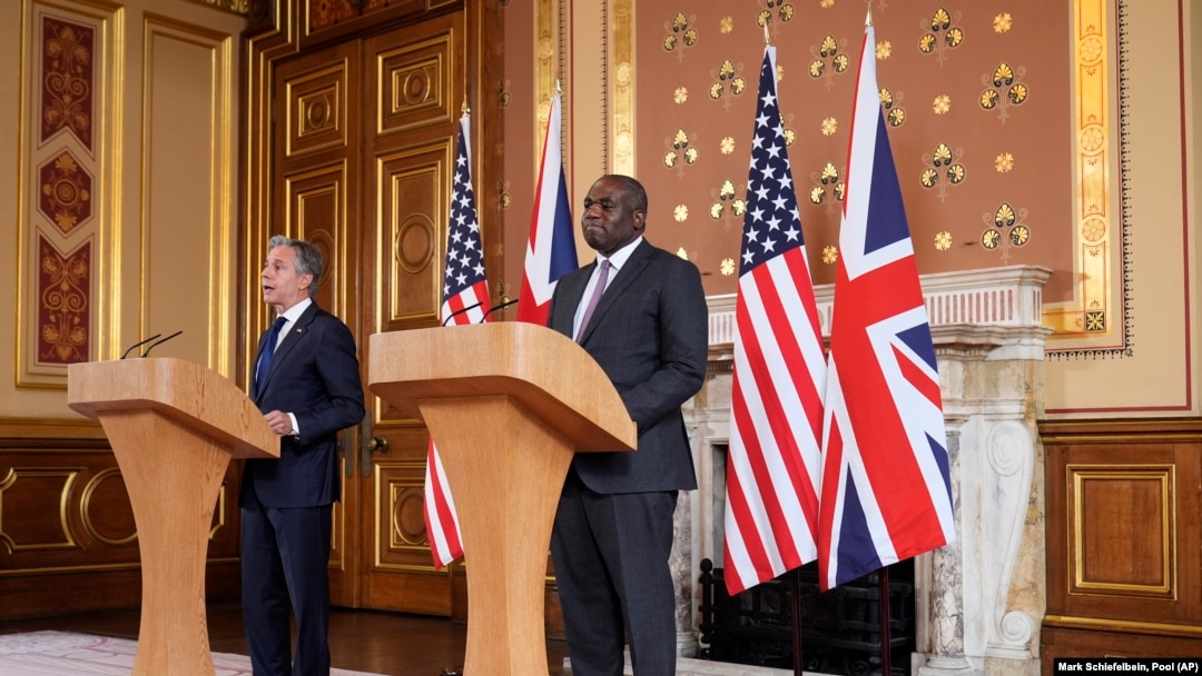 El secretario de Estado Antony Blinken (izq.) en rueda de prensa conjunta con el canciller británico David Lammy, en Londres.