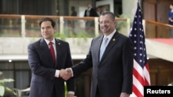 Marco Rubio shakes his hand to the president of Costa Rica, Rodrigo Chaves, during a joint press conference at the San José Presidential Palace, Costa Rica, on February 4, 2025. (Mark Schiefelbein, Reuters)