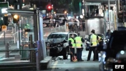  Vista de un vehículo siniestrado en el escenario en el que ha tenido lugar un atropello en Melbourne (Australia), hoy 21 de diciembre de 2017. 