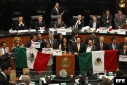 Senadores del izquierdista Partido de la Revolución Democrática (PRD) se toman la tribuna del Senado en Ciudad de México, para tratar de evitar la votación de la reforma energética en comisiones.