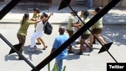 Fuerzas de la PNR y la Seguridad del Estado detienen a Damas de blanco Berta Soler y Zulema Jiménez. (Foto: Angel Moya)