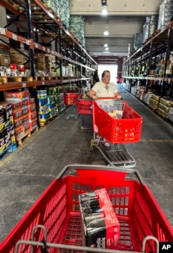 Una compradora empuja su carrito en una tienda de comestibles privada que se conoce como el “Costco cubano”, en La Habana, Cuba, el 9 de noviembre de 2023. (Foto AP/Ramon Espinosa)