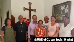 Mike Hammer se reunió con el Monseñor Arturo González Armador, la Directora de Caritas Vanessa Hernández y voluntarios. 