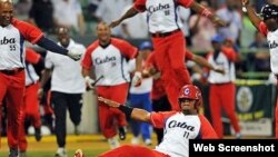 Vegueros anota la carrera que deja al campo a los Cangrejeros de Santurce.