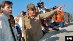 Raúl Castro Ruz (dcha), conversa con el Embajador de España Carlos Alfonso Saldívar.