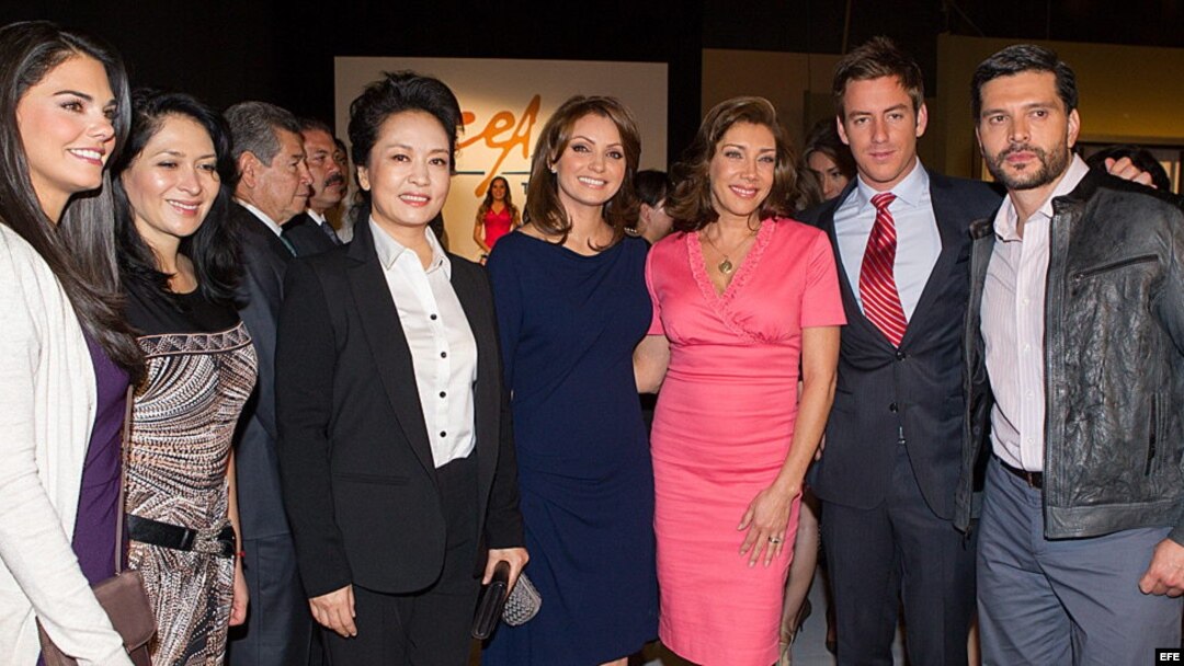 Fotografía cedida por la empresa de televisión Televisa el miércoles 5 de junio de 2013, de la primera dama china, Peng Liyuan (3i), la primera dama de México, Angélica Rivera (c), posando con algunos actores mexicanos, durante la visita a esa compañía de