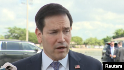Secretario de Estado Marco Rubio habla a periodistas en el Aeropuerto Internacional de Miami antes de partir a Suramérica. 