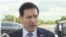 Secretario de Estado Marco Rubio habla a periodistas en el Aeropuerto Internacional de Miami antes de partir a Suramérica. 