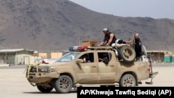 Talibanes recorren las inmediaciones del aeropuerto Hamid Karzai, el 30 de agosto de 2021. Foto: AP/Khwaja Tawfiq Sediqi.