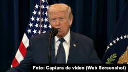 Donald Trump habla con la prensa