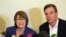 Los senadores demócratas estadounidenses, Amy Klobushar (Minnesota) y Mark Warner (Virginia), en La Habana.