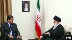 El presidente de Venezuela, Nicolás Maduro, con el Ayatolllah iraní, Ali Khamenei, en Teherán.