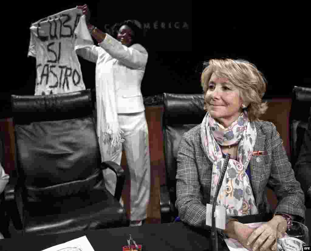 La presidenta del PP de Madrid, Esperanza Aguirre (d), y la portavoz de las Damas de Blanco de Cuba, Berta Soler, durante el acto organizado hoy en la Casa de América de Madrid bajo el título "Damas de Blanco: Un mensaje de Cuba". En el acto se ha produci