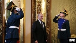 El presidente ruso, Vladimir Putin (c), en el Kremlin antes de reunirse con Rafael Correa. 