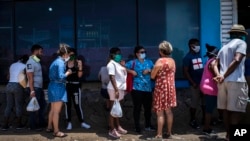 Cubanos en una cola para comprar alimentos durante la pandemia del coronavirus. AP Photo/Ramon Espinosa