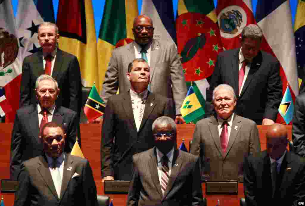 Los mandatarios de Ecuador, Rafael Correa (c); de Cuba, Raúl Castro (i); y de El Salvador, Salvador Sánchez Cerén (d); entre otros líderes americanos, asisten a la inauguración de la VII Cumbre de Jefes de Estado y de Gobierno.