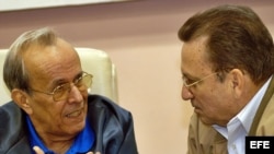El expresidente del Parlamento cubano, Ricardo Alarcón de Quesada (izq) conversa con Jaime Crombet (der). Foto de archivo