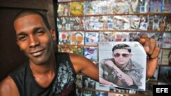 Un vendedor de discos por cuenta propia muestra un CD del cantante cubano Osmani García.