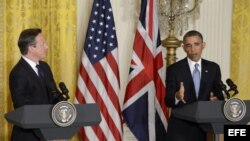 El presidente estadounidense, Barack Obama (d), y el primer ministro británico, David Cameron, ofrecen una rueda de prensa tras su reunión en el Despacho Oval de la Casa Blanca de Washington, Estados Unidos.