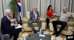 Guillaume Pepy (izq.) junto al ministro de Comercio Exterior, Rodrigo Malmierca.