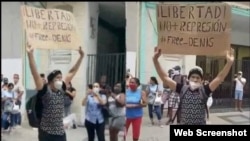 Luis Robles, manifestándose pacíficamente en Centro Habana poco antes de ser arrestado en diciembre de 2020 por la policía política. (Social Media).