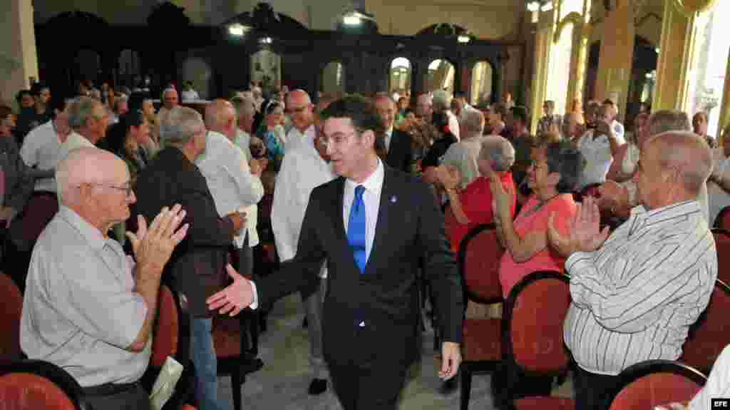 El presidente del gobierno autónomo de Galicia (noroeste de España), Alberto Núñez Feijóo (c), saluda a descendientes de gallegos residentes en Cuba hoy, jueves 5 de diciembre del 2013, durante un evento en el Centro Gallego en La Habana (Cuba). Núñez Fei