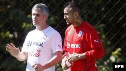 El jugador de la selección nacional de Chile Arturo Vidal (d) habla con el fisioterapeuta Jose Amador (i) durante el entrenamiento.