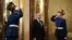 El presidente ruso, Vladimir Putin (c), en el Kremlin antes de reunirse con Rafael Correa.  