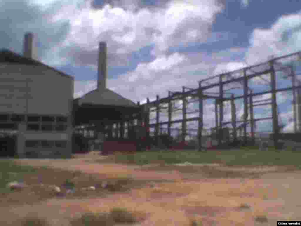 Reportero ciudadano Yosmel Martínez recorre el antiguo Central España en la localidad de Perico, Matanzas.