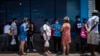 Cubanos en una cola para comprar alimentos durante la pandemia del coronavirus. AP Photo/Ramon Espinosa