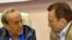 El expresidente del Parlamento cubano, Ricardo Alarcón de Quesada (izq) conversa con Jaime Crombet (der). Foto de archivo